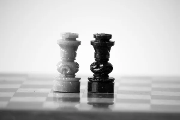Twee koningen botsing in zwart-wit — Stockfoto