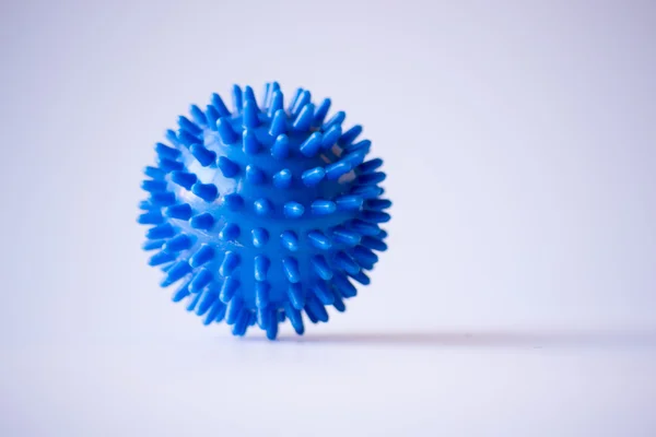 Spiczasty niebieski piłka — Zdjęcie stockowe