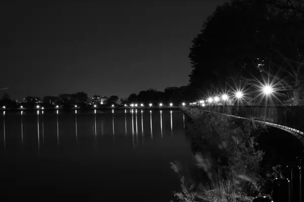 白と黒の夜の貯水池 — ストック写真