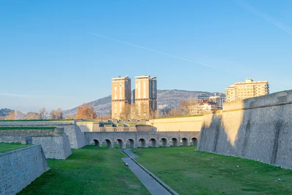 Pôr do sol pela ponte fortificada — Fotografia de Stock