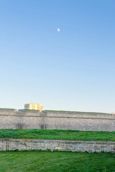 Luna y paredes —  Fotos de Stock