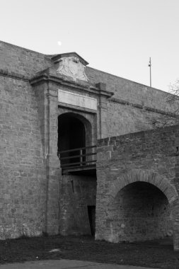 Ay amnd ana kapı siyah beyaz