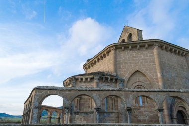 Kilise ve mavi gökyüzü