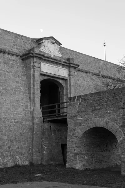 Lua amnd portão principal em preto e branco — Fotografia de Stock