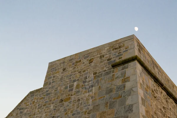 Parte superior de las paredes con luna — Foto de Stock