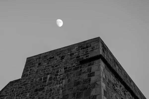 Parte superior de la pared y la luna — Foto de Stock