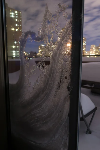 Eis gegen ein Fenster — Stockfoto