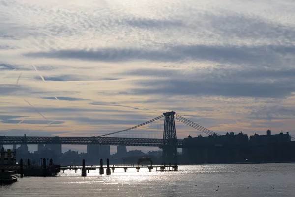 East River con puente Williamsburg —  Fotos de Stock