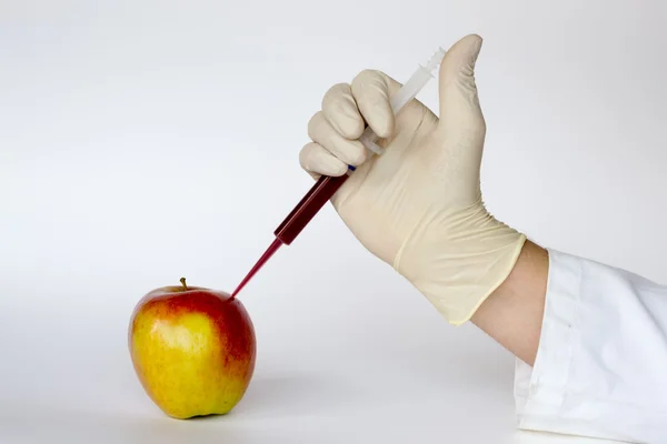 Pinchando una manzana — Foto de Stock