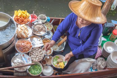 Ratchaburi, Tayland - 23 Temmuz: Bir kadın şehriye Damnoen Saduak yüzen Pazar 23 Temmuz 2011 yapar