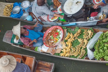 Ratchaburi, Tayland - 23 Temmuz: Damnoen Saduak yüzen Pazar 23 Temmuz 2011 itibariyle Üstten Görünüm