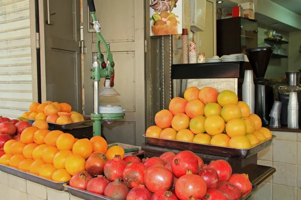 Estante de bebidas laranja e romã em um mercado israelense — Fotografia de Stock