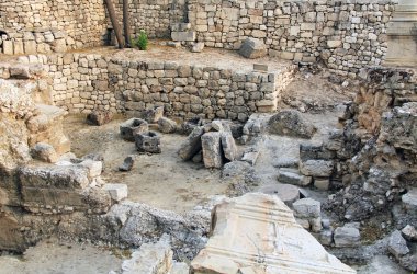 Kazılan havuzun Bethesda ve kilise kalıntıları