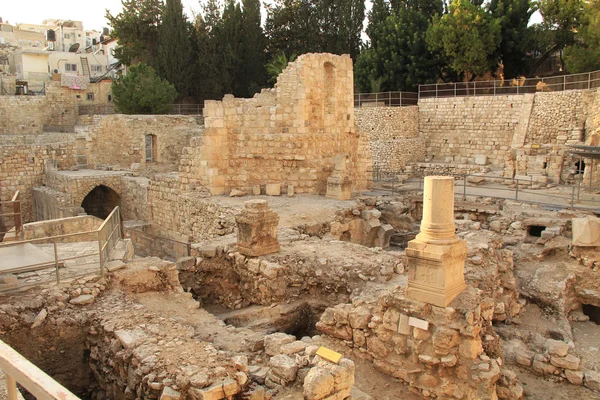 Ruinas excavadas de la piscina de Betesda y la iglesia —  Fotos de Stock