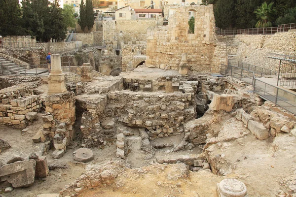 Ruinas excavadas de la piscina de Betesda y la iglesia — Foto de Stock