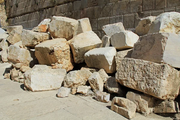 寺院の台紙の外落ちた石 — ストック写真