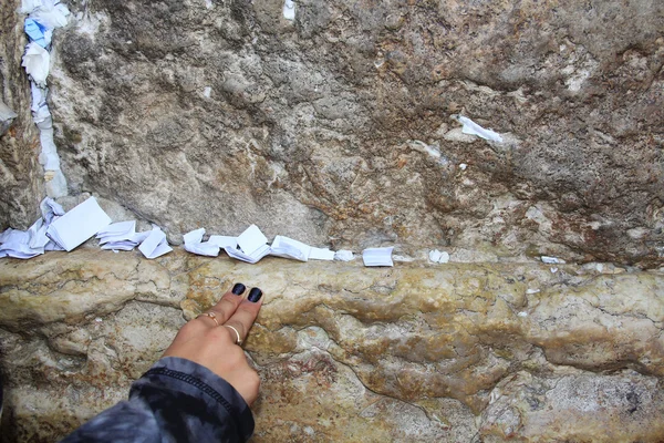 Womans Hand on the Wailing Wall with Folded Notes — Stock Photo, Image