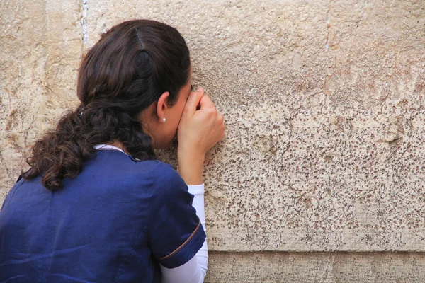 Frau betet leidenschaftlich an der Westmauer — Stockfoto
