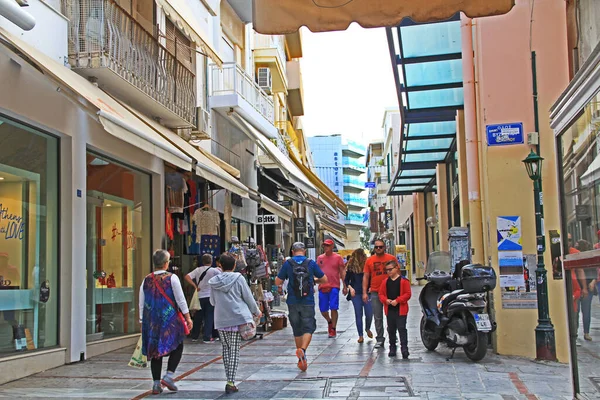 ギリシャ クレタ島2018年10月20日 町の中心部で忙しいメインストリート ギリシャ クレタ島の買い物客や観光客でいっぱい — ストック写真