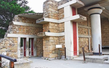 Yunanistan 'ın Girit kentindeki Knossos Sarayı' nın güney Propylaia 'sı Heraklion yakınlarındaki Avrupa' nın en eski şehri ve Minos medeniyetinin törensel ve siyasi merkezi olarak adlandırılır..  