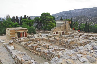 Yunanistan 'ın Girit kentindeki Knossos Sarayı' ndaki Kuzey Lustral Havzası ve Batı Kalesi, Avrupa 'nın en eski şehri ve Minos medeniyetinin törensel ve siyasi merkezi olarak adlandırılır..  