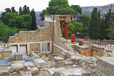 Yunanistan 'ın Girit kentindeki Knossos Sarayı' ndaki Batı Kalesi 'nin arkasında Heraklion yakınlarındaki Avrupa' nın en eski şehri ve Minos medeniyetinin törensel ve siyasi merkezi yer alıyor..  