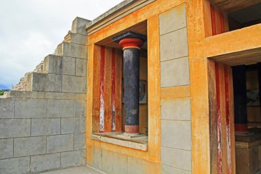 Yunanistan 'ın Girit kentindeki Knossos Sarayı' ndaki turuncu pencereye Heraklion yakınlarındaki Avrupa 'nın en eski kenti ve Minos medeniyetinin törensel ve siyasi merkezi adı veriliyor..  