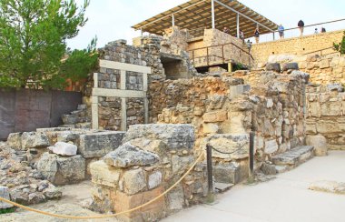 Heraklion, Knossos, Girit, Yunanistan 20 Ekim 2018: Yunanistan 'ın Girit kentindeki Knossos Sarayı, Avrupa' nın en eski şehri ve Minos medeniyetinin törensel ve siyasi merkezi olarak adlandırılır..  