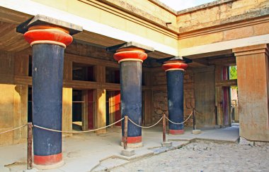 Yunanistan 'ın Girit kentindeki Knossos Sarayı' ndaki kral megaronu Heraklion yakınlarındaki Avrupa 'nın en eski şehri ve Minos medeniyetinin törensel ve siyasi merkezi olarak adlandırılır..  