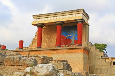 Yunanistan 'da Girit yakınlarındaki Knossos Sarayı' nda boğa freski olan Batı Kalesi, Avrupa 'nın en eski şehri ve Minos medeniyetinin törensel ve siyasi merkezi olarak adlandırılır..  