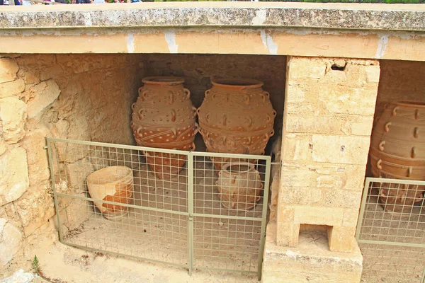 ギリシャのクレタ島のクノッソス宮殿の雑誌にある粘土瓶またはピトイは ヨーロッパ最古の都市と呼ばれ ミノア文明の儀式的および政治的中心 — ストック写真