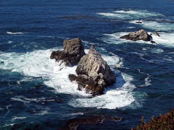 Rocce con onde che si infrangono nell'Oceano Pacifico . — Foto Stock