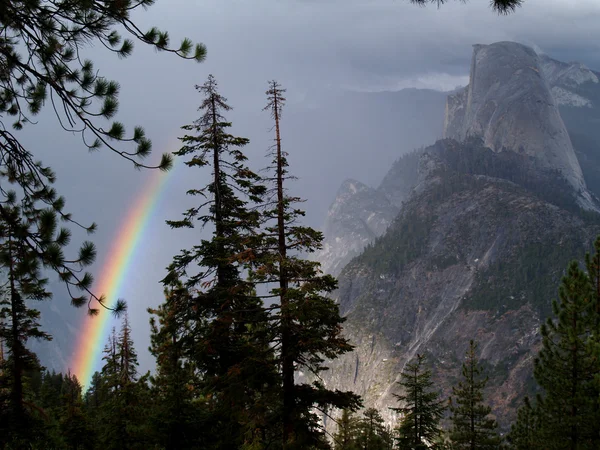 Rainbos v mlze v Yosemitském národním parku, californis, usa — Stock fotografie