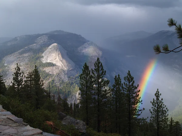 Rainbos v mlze v Yosemitském národním parku, californis, usa — Stock fotografie