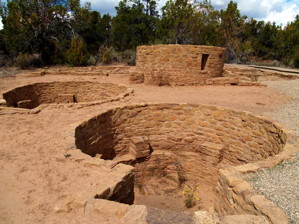 Casa vista lontana, mesa verde — Foto Stock