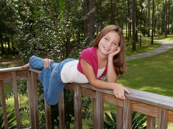 Молода дівчина на рейках — стокове фото