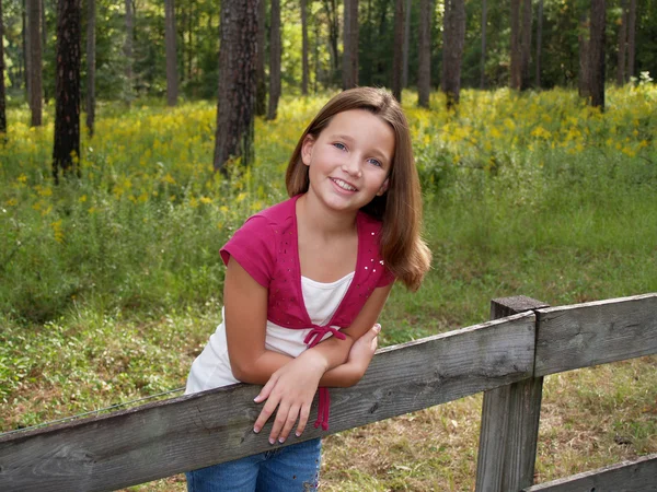 Chica joven en la valla — Foto de Stock