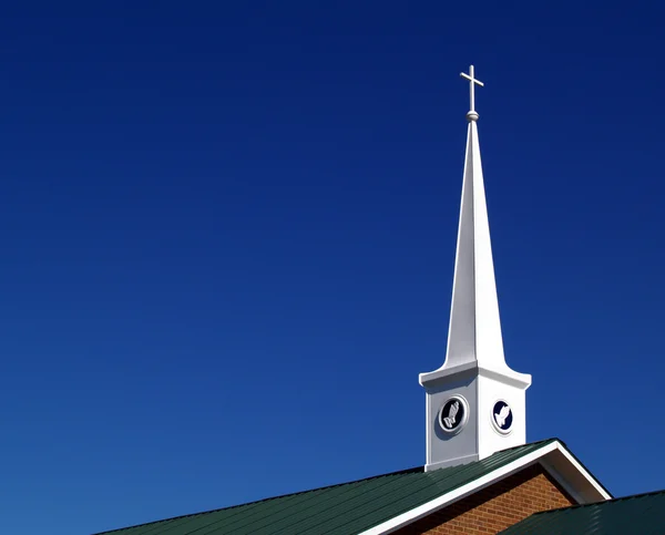 Kerk toren met bidden handen en kopie ruimte — Stockfoto