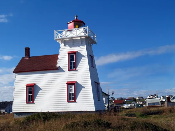 Pei vuurtoren buiten dorp — Stockfoto