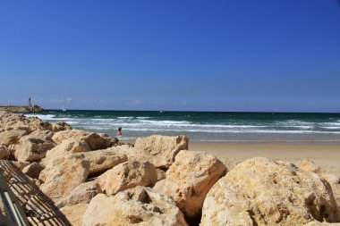 Deniz kenarındaki sete Akdeniz'de Herzliya İsrail üzerinde küçük deniz feneri ile