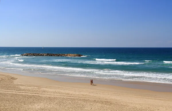 Casal Caminhando na praia ao lado do mar Mediterrâneo — Fotografia de Stock