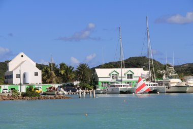 Falmouth Harbour Antigua Barbuda Karayipler küçük Antiller Batı Hint Adaları'Marinada yelken rüzgar sörfçü.