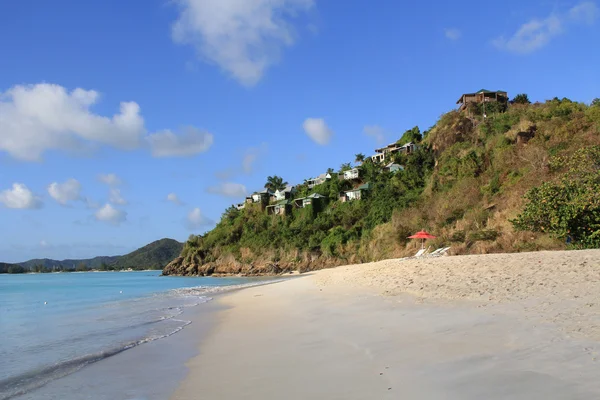 Дома для сдачи в аренду на холме с видом на Карибское море в Антигуа Барбуда в Карибских Малых Антильских островах Вест-Индия около церковного пляжа долины. — стоковое фото
