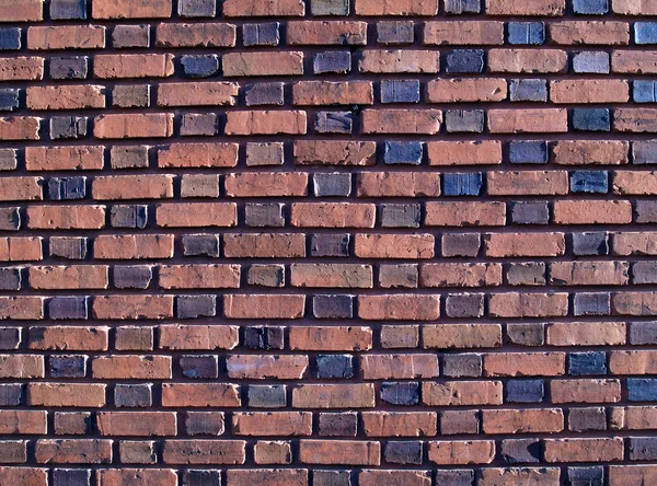 Mehrfarbige und duogroße, alte Ziegelwand im Außenbereich. — Stockfoto