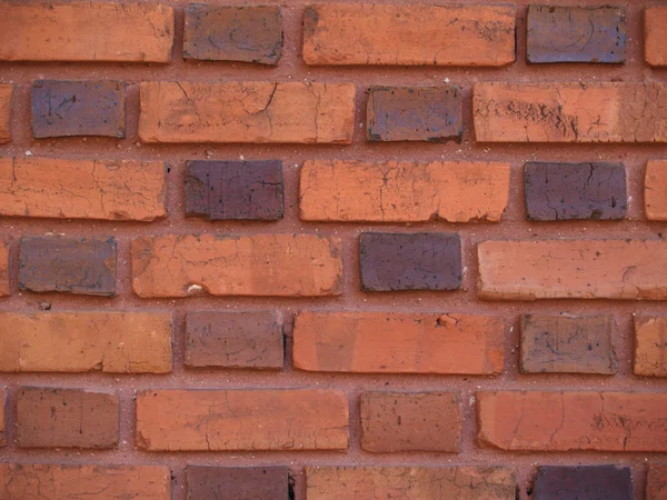 Parede exterior de tijolo velho com tijolos de tamanho duplo vermelho e marrom . — Fotografia de Stock