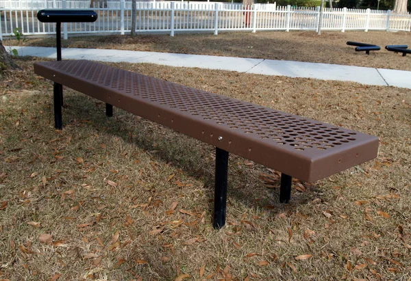 Brown and black curling bench exercise equipment in a park. — Stock Photo, Image