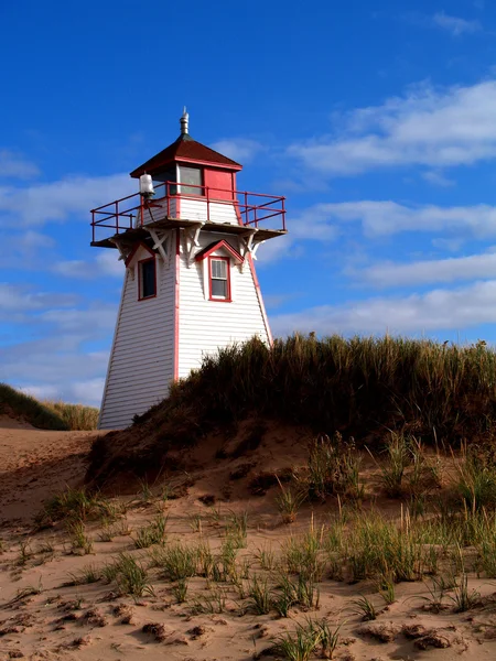 Rode en witte vuurtoren op Prince Edward Island, Canada. — Stockfoto