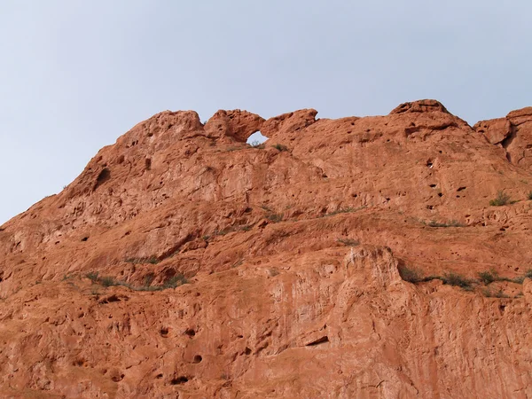 Krásné červené skály na zahradu bohů v Colorado Springs, Colorado. Tato formace se nazývá líbání velbloudi. — Stock fotografie