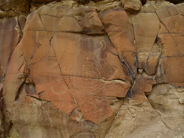 Weer gedragen Indiase rotstekeningen in Centraal Wyoming in de buurt van Thermopolis. — Stockfoto