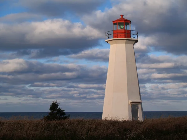 在加拿大爱德华王子岛上的红色和白色灯塔. — 图库照片